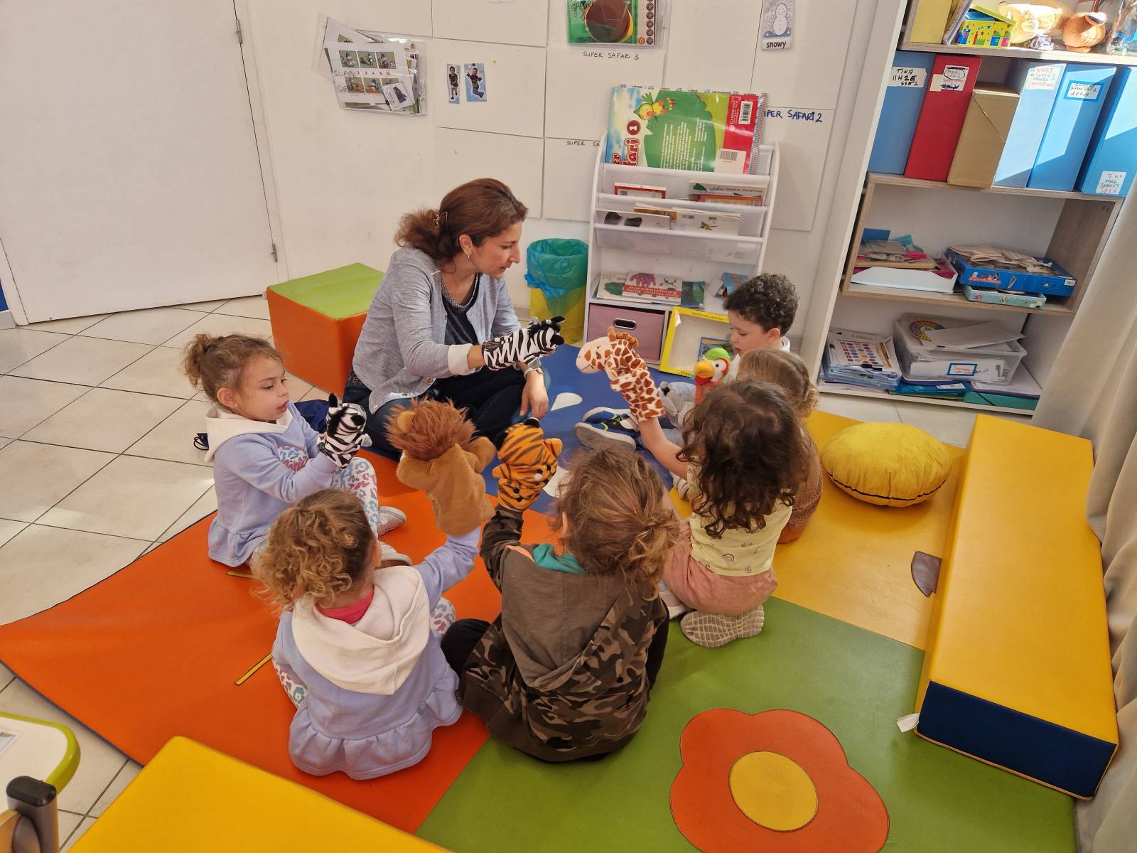 Enfants souriants et engagés pendant un atelier d'anglais ludique chez le Jardin d'anglais  à Marseille 13012