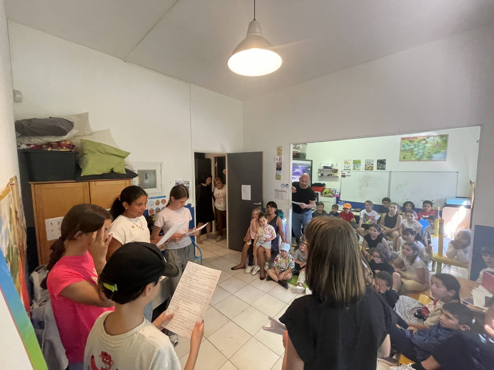 Comment aider les enfants à parler anglais sans blocage grâce à l'expression scénique ?