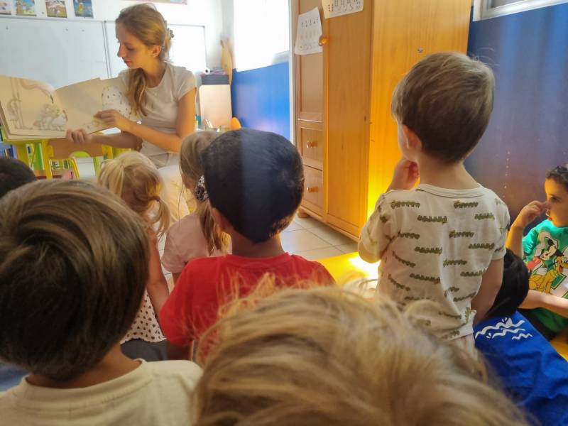  Jeunes (4-13 ans) engagés dans un jeu de rôle en anglais, développant leur expression orale et leur confiance au stage de La Valentine.