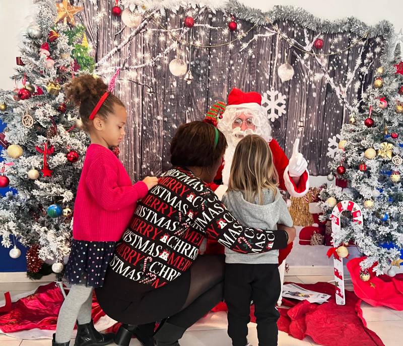 Élèves de différents âges du Jardin Anglais en train de parler au Père Noël