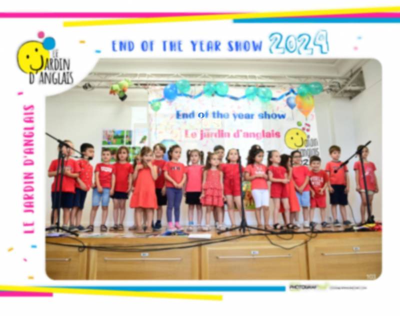  Des élèves se produisant dans un atelier de chorale, mettant en valeur leurs compétences en anglais et leur appréciation culturelle à Marseille