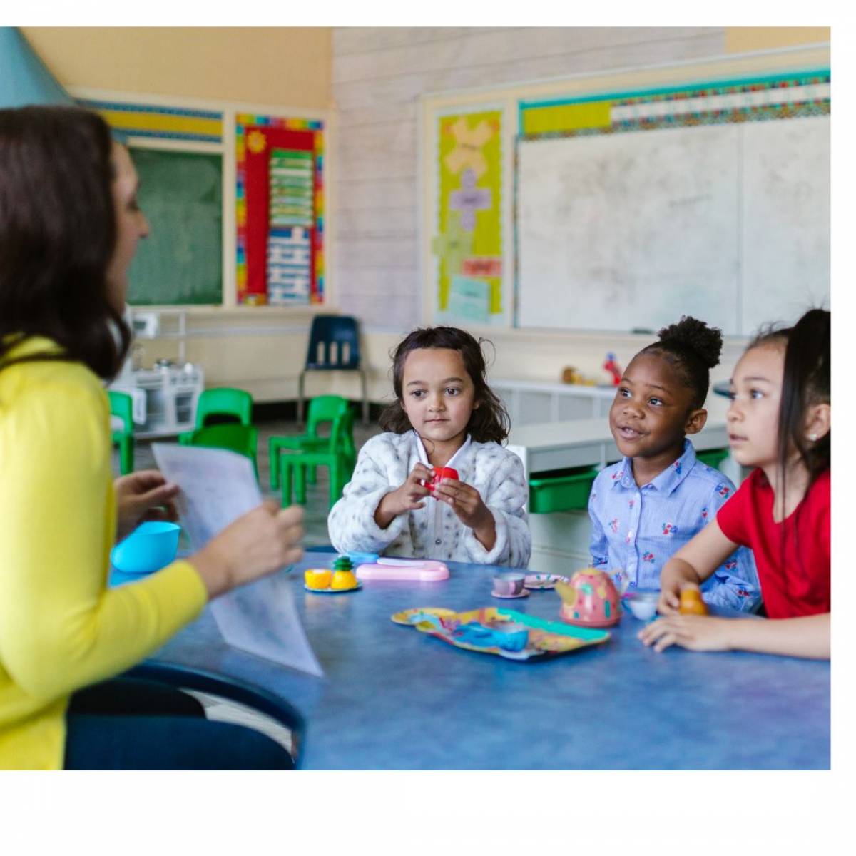 Professeur d'Anglais animant une activité interactive en classe
