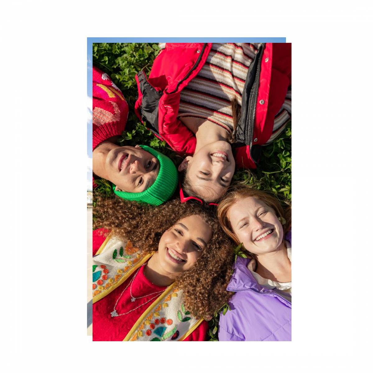 Ados engagés dans une conversation animée en anglais.