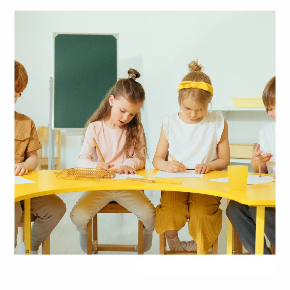 Un petit groupe de jeunes apprenants profitant d'une leçon d'anglais interactive