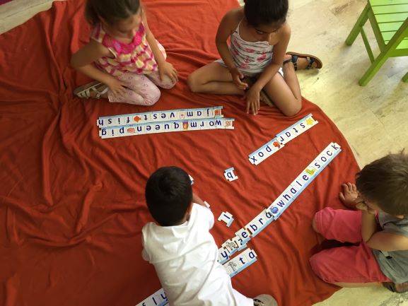 L'Anglais en Scène : Vos Enfants Étoiles du Spectacle de Fin d'Année à Marseille (La Fourragère, Saint-Barnabé).Apprendre l'Anglais au Quotidien : La Méthode Ludique du Jardin d'Anglais à Marseille Au Jardin d'Anglais, nous transformons l'apprentissage en