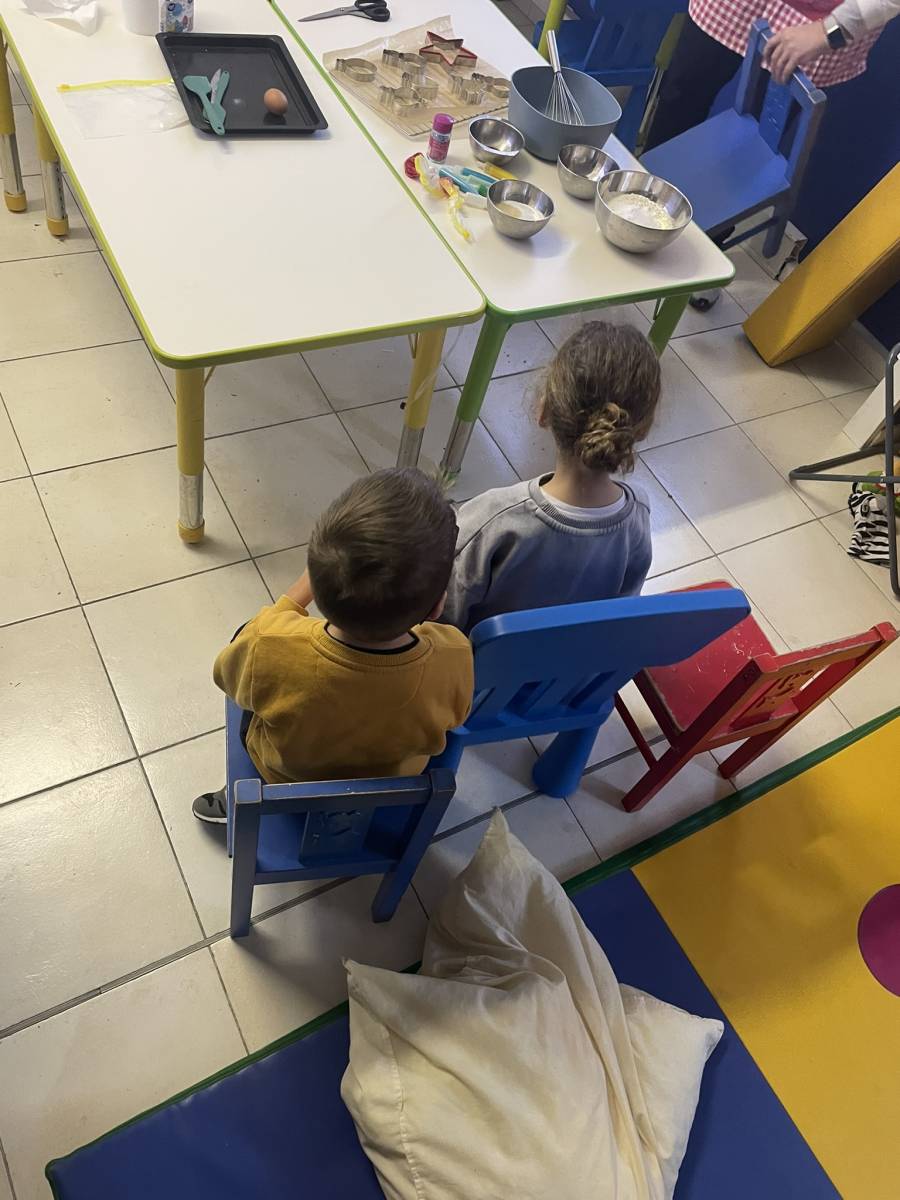 Moment de convivialité en anglais lors de notre stage de Noël pour enfants à Marseille.