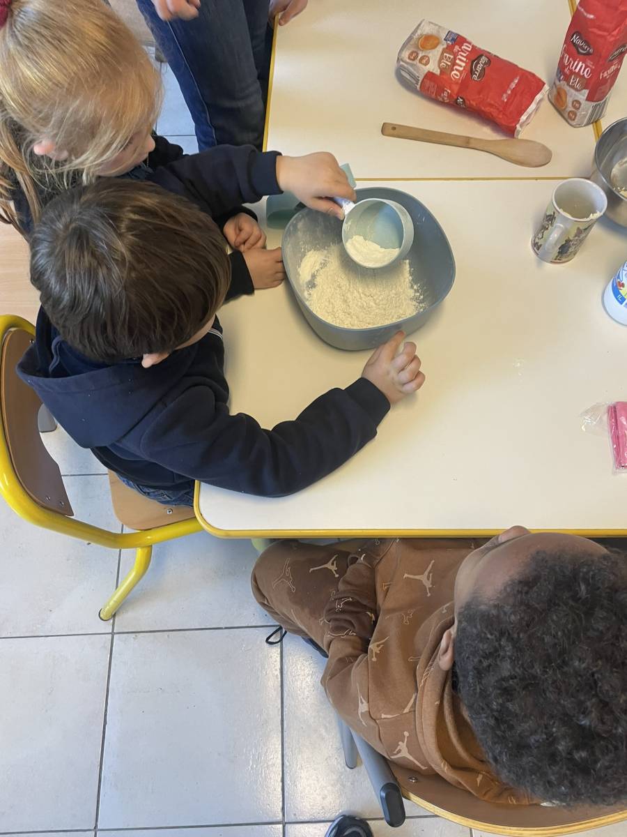 Enfants en petit groupe joyeux lors d'un atelier créatif de stage d'anglais ludique à Marseille 13012. Expert enseignant en pleine pratique orale.
