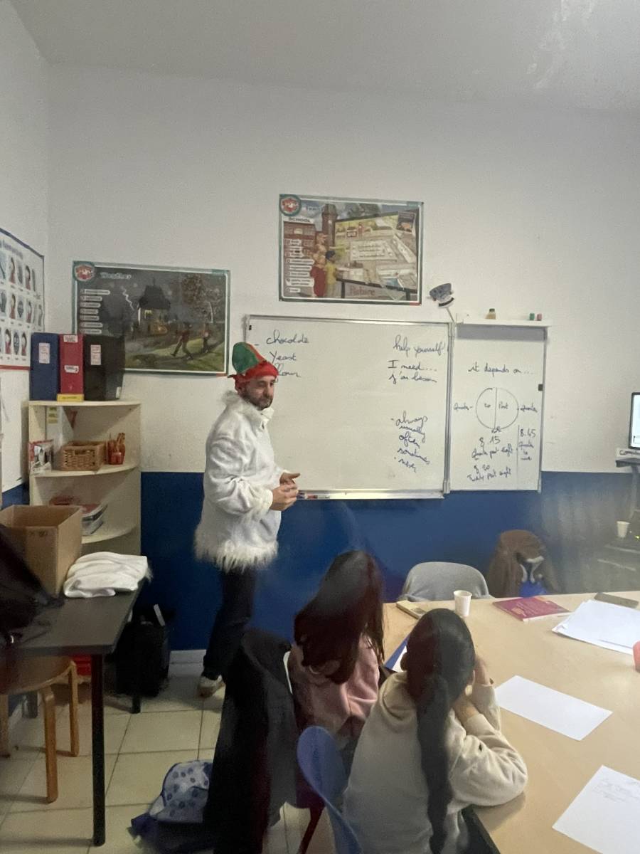 Enfants en petit groupe joyeux lors d'un atelier créatif de stage d'anglais ludique à Marseille 13012. Expert enseignant en pleine pratique orale.