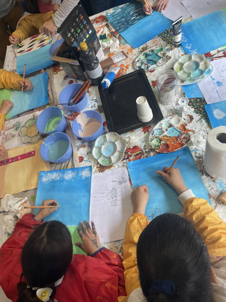 Enfants participant à un jeu en anglais lors d'un stage à La Valentine.