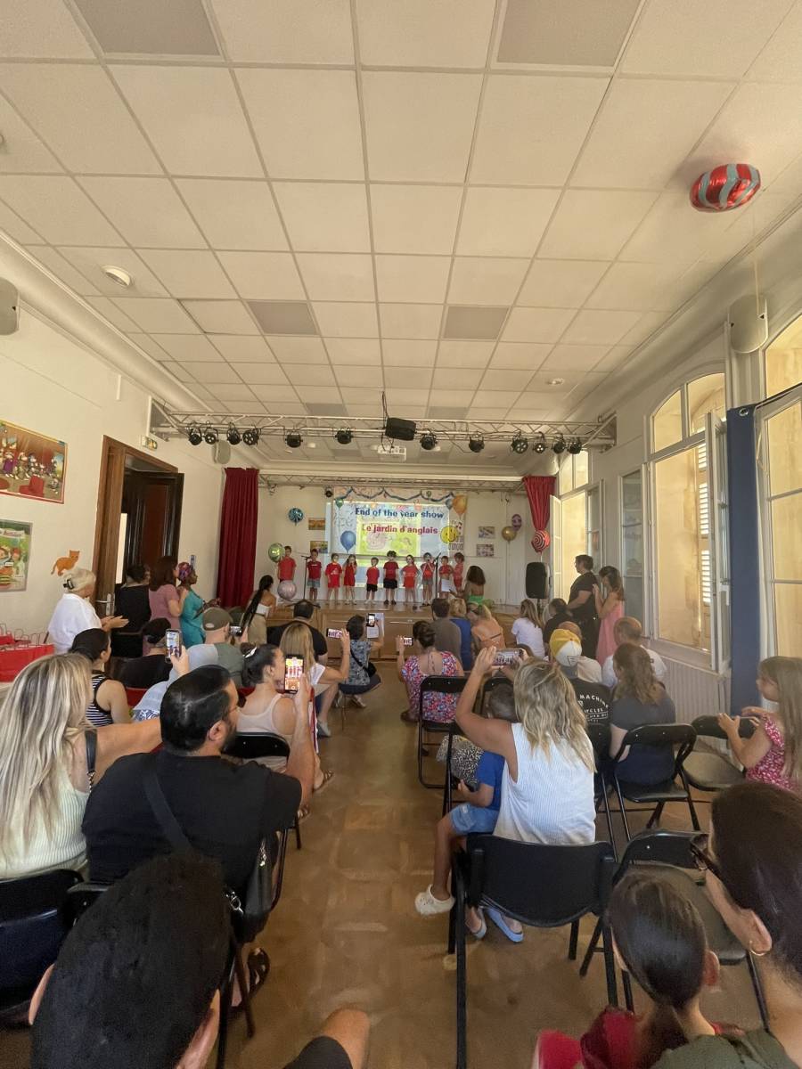 Un moment de danse et de chant en anglais, où les enfants bougent en rythme sur des mélodies entraînantes. Le plaisir d'apprendre par le jeu est au rendez-vous