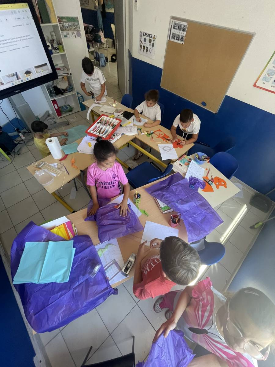 Atelier de chant en anglais : les jeunes (4-13 ans) de Saint-Marcel développent leur prononciation.