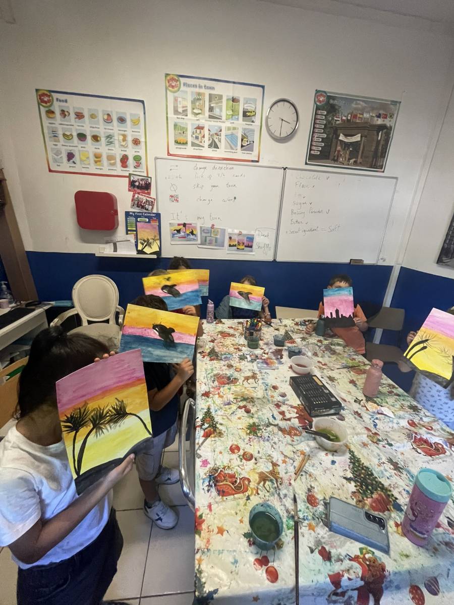  Des enfants (4-13 ans) s'amusent en créant une œuvre d'art pendant un atelier d'anglais à Marseille 13012.