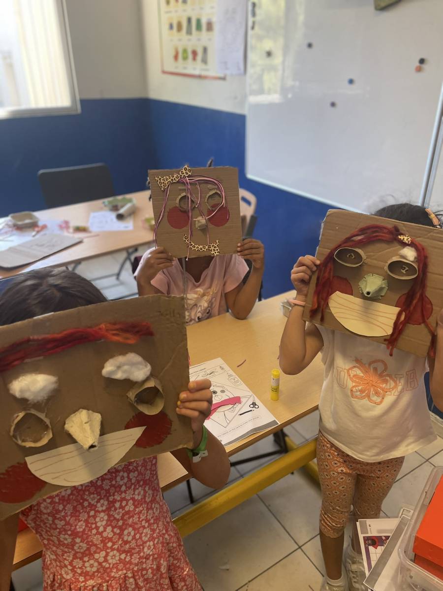 Un groupe d'enfants (4-13 ans) de la région Camas engagé dans un jeu de communication en anglais.