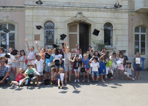 Nos Jeunes Talents Anglais Brillant aux Examens Cambridge !L'Approche du Jardin d'Anglais et les Résultats Célébrons les Réussites de nos Élèves au Jardin d'Anglais, Marseille ! Au Jardin d'Anglais, notre mission est de cultiver chez chaque enfant un amou