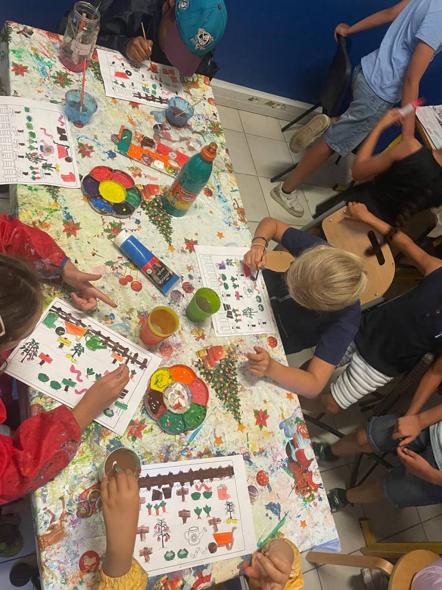  Ateliers d'anglais pour enfants en camp d'été : les jeunes apprennent la langue par des jeux de société et des activités créatives en plein air, avec des animateurs.